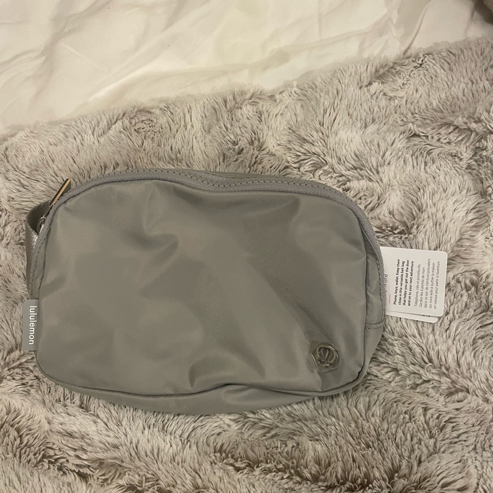 Lululemon belt bag in silver drop 1L